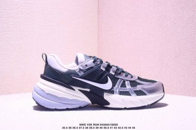 公司级耐克Nike V2K Run跑步鞋复古风潮 网面透气运动鞋 灰银紧致的鞋面材质提供良好的包裹性鞋侧 Swoosh以及鞋头部分搭配增添不少亮点的镀铬细节鞋垫