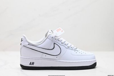 真标耐克nike Air Force 7 空军一号低帮百搭休闲运动板鞋。柔软、弹性十足的缓震性能和出色的中底设计，横跨复古与现代的外型结合，造就出风靡全球三十多