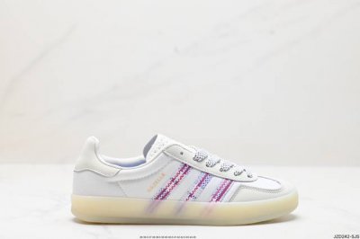公司级adidas Originals Gazelle Indoor 三叶草休闲防滑耐磨低帮板鞋 鞋头出色设计 塑就出众贴合感 稳固的后跟贴合足部曲线设计 软弹