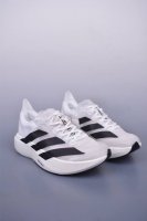 Adidas Adizero pro Evo 1 阿迪超轻透气缓震跑鞋 整体外观造型与Adizero Adios pro Evo 1非常相似 中底配置方面搭载全
