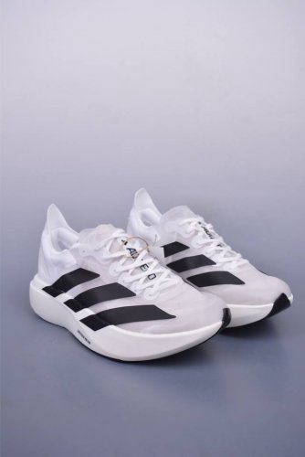 Adidas Adizero pro Evo 1 阿迪超轻透气缓震跑鞋 整体外观造型与Adizero Adios pro Evo 1非常相似 中底配置方面搭载全