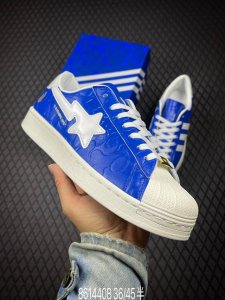 b 公司级Bape三叶草联名男女鞋25年Superstar迷彩贝壳头休闲板鞋 以隽永复古的Superstar鞋型为蓝本，将这一经典外观注入品牌的标志性风格，包括