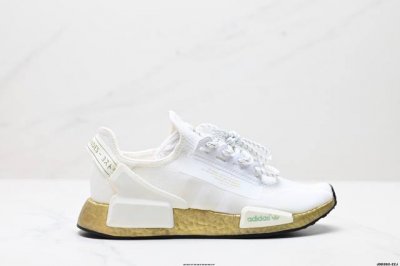 真标Ad Boost Nmd R1 V2经典跑鞋系列全新配色 弹力针织鞋面 原装高弹Boost颗粒大底 缓震性能卓越 体质轻盈且抗冲击 整双鞋子的透气性和舒适度