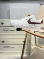 耐克 Nike Air Force 1 '07空军一号 百搭休闲运动板鞋。柔软、弹性十足的缓震性能和出色的中底设计，横跨复古与现代的外型结合，造就出风靡全球三十