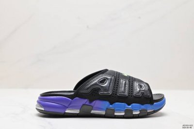 Nike Air More Uptempo Slide皮蓬拖鞋 以流行于街头的涂鸦文化为设计灵感，整体的设计风格夸张而充满魅力，厚实而充满质感的皮质鞋面两侧印刻