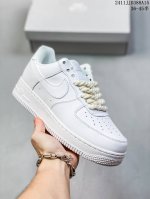 真标带半码耐克nike Air Force 7 空军一号低帮百搭休闲运动板鞋。柔软、弹性十足的缓震性能和出色的中底设计，横跨复古与现代的外型结合，造就出风靡全球