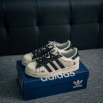 核心私 adidas Originals Gazelle Indoor 三叶草复古防滑耐磨低帮板鞋 鞋款采用柔软的绒面革和耐用的皮革衬里融合在橡胶外底上 货号