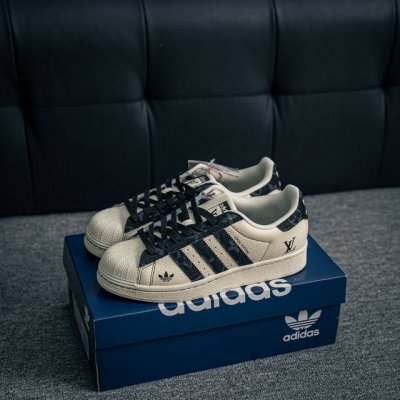 核心私 adidas Originals Gazelle Indoor 三叶草复古防滑耐磨低帮板鞋 鞋款采用柔软的绒面革和耐用的皮革衬里融合在橡胶外底上 货号