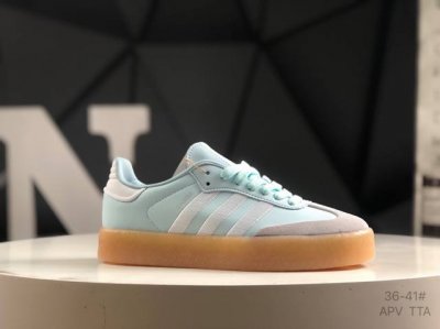 真标带半码 阿迪达斯 Ad Originals Campus 00S 小面包鞋身采用绒面皮料 常规皮革，质感上还是延续了经典 Campus 的设计。鞋舌填充更加