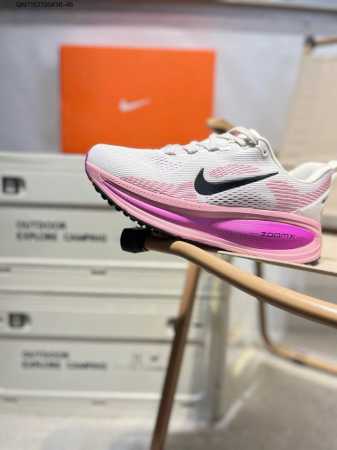 Nike Vomero 18 耐克 舒适减震防滑 低帮跑步鞋 全掌Reactx泡绵中底 前掌和后跟还配备了Air Zoom气垫单元 据说跑起来更快更舒适哦 这次 - 点击图像关闭
