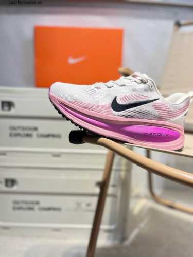 Nike Vomero 18 耐克 舒适减震防滑 低帮跑步鞋 全掌Reactx泡绵中底 前掌和后跟还配备了Air Zoom气垫单元 据说跑起来更快更舒适哦 这次