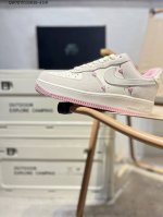 180 耐克 Nike Air Force 1 '07空军一号 百搭休闲运动板鞋。柔软、弹性十足的缓震性能和出色的中底设计，横跨复古与现代的外型结合，造就出风靡