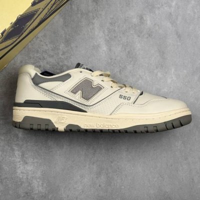 本地220 核心私 new Balance Nb 550 皮革 轻便舒适减震低帮复古篮球鞋 new Balance 550板鞋，是一款深受喜爱的复古鞋款。它首次