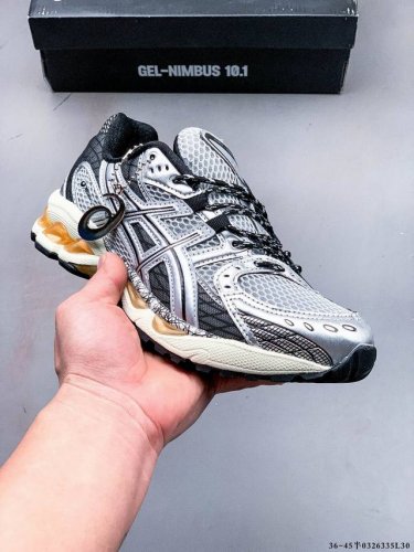 210 千禧风再度拿捏！Asics 亚瑟士 Gel-Nimbus 10.1 以复古科技加之先锋设计完整诠释千禧美学，重新定义高级穿搭。不论是千禧辣妹还是高级时装