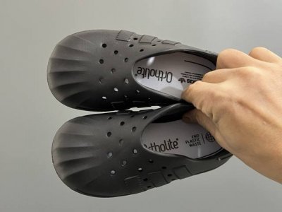 a家丑萌洞洞一脚蹬儿童凉鞋 Size：24-37码 丑萌丑萌的小可爱凉鞋 透气孔设计，舒适不闷脚 附赠一对鞋垫，方便清洗 一体成型工艺，全身无胶