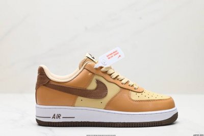 真标耐克nike Air Force 7 空军一号低帮百搭休闲运动板鞋。柔软、弹性十足的缓震性能和出色的中底设计，横跨复古与现代的外型结合，造就出风靡全球三十多