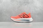 New Balance Fuelcell 新百伦nb系列超轻量化低帮休闲运动慢跑鞋 采用超轻透气3D针织网眼材料结构鞋面及打印logo细节 中底嵌入fuelce