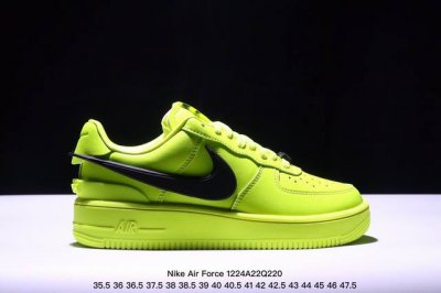 耐克 Nike Air Force 1 '07 Low 空军一号绿黑低帮，柔软、弹性十足的缓震性能和出色的中底设计，横跨复古与现代的外型结合，造就出风靡全球三十
