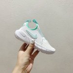 100白蓝勾 NK赤足一脚蹬儿童跑步鞋 SIZE：23.5-37码 充满活力与朝气的配色 一脚蹬款式超级好穿 耐磨防滑大底，脚感超赞 脚面和后跟处都增加了弹力松