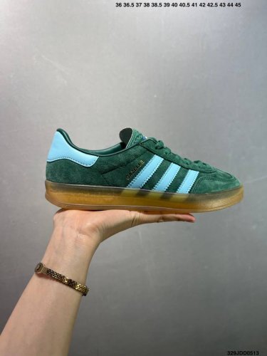 阿迪达斯 Adidas Originals Gazelle Indoor复古三叶草防滑透明橡胶板鞋经典运动鞋。这款经典鞋,忠于原版设计,缀撞色三条纹和鞋跟饰片。