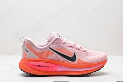 公司级Nike Vomero 18 耐克 舒适减震防滑 低帮跑步鞋 全掌Reactx泡绵中底 前掌和后跟还配备了Air Zoom气垫单元 据说跑起来更快更舒适哦