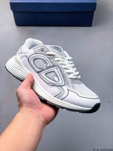 集图 dior 迪奥 B30 复古风透气百搭休闲鞋 b30运用了质感细腻的皮革与网眼布面材质拼接成鞋身 鞋身两侧贴有显眼的字母Cd表明身份 为Christian