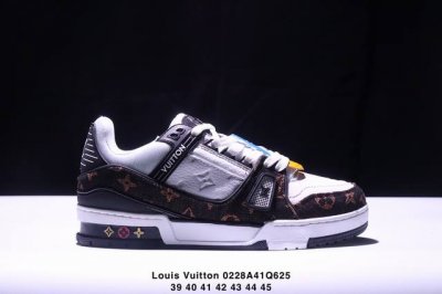 Louis Vuitton 路易威登 男鞋，采用荔枝纹二层牛剖革组合粒面牛剖革鞋面材质，鞋垫嵌入软脚感Eva物料，外置Tpr光泽隔色鞋底法国巴黎百年奢侈品牌Lv
