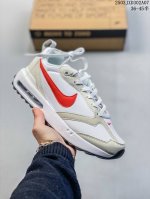 180 Nk Air Max Dawn 黎明系列低帮气垫百搭休闲运动慢跑鞋 采用柔软翻毛皮和透气梭织材料打造利落鞋面，中底和鞋跟融入现代感线条设计，兼具复古风格