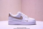 nike 耐克 采用硬质粒面牛剖皮革鞋面材质，金色表示点缀，耐克Nike Air Force 7 Low White Black Gold 空军一号经典低帮百搭