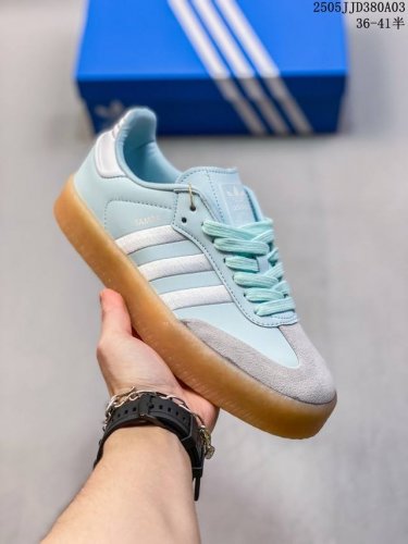 adidas Originals Samba W 百搭单品 Adidas Originals Samba 诞生于上世纪 50 年代，最早从传奇的室内足球鞋逐渐发