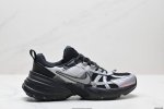 公司级耐克Nike V2K Run跑步鞋复古风潮 网面透气运动鞋 灰银紧致的鞋面材质提供良好的包裹性鞋侧 Swoosh以及鞋头部分搭配增添不少亮点的镀铬细节鞋垫