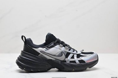 公司级耐克Nike V2K Run跑步鞋复古风潮 网面透气运动鞋 灰银紧致的鞋面材质提供良好的包裹性鞋侧 Swoosh以及鞋头部分搭配增添不少亮点的镀铬细节鞋垫