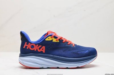 公司级小红书推荐hoka M Clifton 9 全新配色 这个品牌来自于新西兰的毛利语，Hoka表示大地，One One表示飞越，连起来就是飞越地平线，One