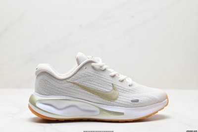 公司级nike Joerney Run 轻便跑步鞋 使用了新型的缓震材料 脚感偏韧 增加了跑步时的稳定性 织物加网纱的鞋面极好的透气性 官方货号:Fn0228-