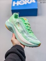 公司级真标小红书推荐Hoka M Mach X全新配色 这个品牌来自于新西兰的毛利语，Hoka表示大地，One One表示飞越，连起来就是飞越地平线，One O