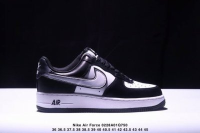 真标耐克Nike Air Force 1“07空军一号低帮百搭休闲运动板鞋。柔软、弹性十足的缓震性能和出色的中底设计，横跨复古与现代的外型结合，造就出风靡全球三
