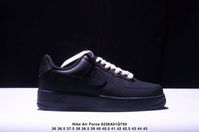 真标耐克Nike Air Force 1“07空军一号低帮百搭休闲运动板鞋。柔软、弹性十足的缓震性能和出色的中底设计，横跨复古与现代的外型结合，造就出风靡全球三