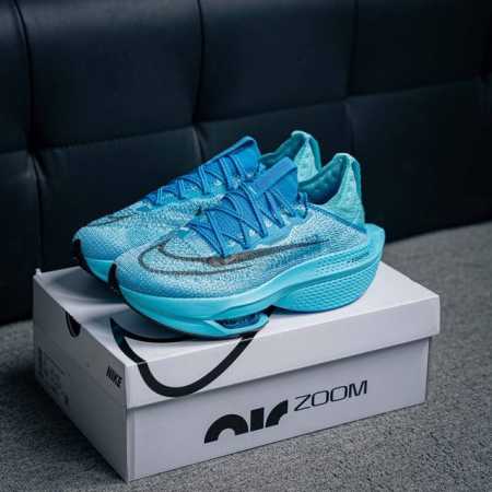 330 核心私 Nike Air Zoom Alphafly Next%整体采用前作的设计语言，并且对后者的细节进行升级，马拉松和长距离路跑的性能极限设计而生。 - 点击图像关闭