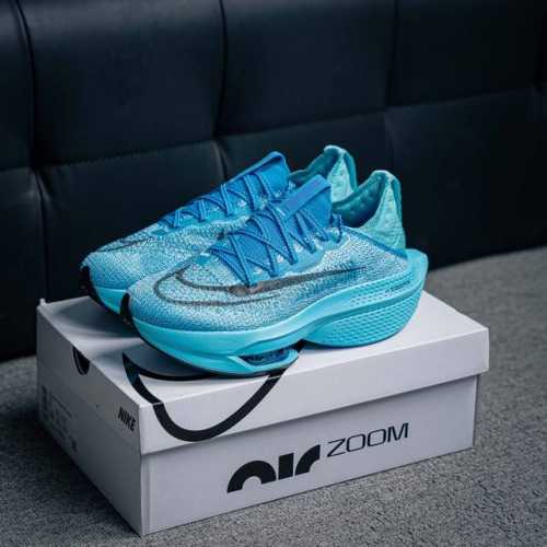 330 核心私 Nike Air Zoom Alphafly Next%整体采用前作的设计语言，并且对后者的细节进行升级，马拉松和长距离路跑的性能极限设计而生。