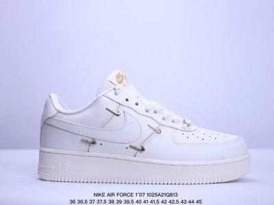 真标耐克Nike AIR FORCE 7 空军一号低帮百搭休闲运动板鞋。柔软、弹性十足的缓震性能和出色的中底设计，横跨复古与现代的外型结合，造就出风靡全球三十多
