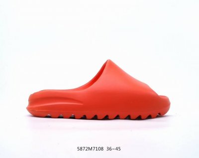阿迪达斯 Adidas Yeezy Slide 经典运动拖鞋时尚厚底增高男女一字拖鞋。Yeezy Slide椰子拖鞋的外观十分吸引人，融合了舒适与时尚的元素，延