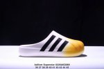 Adidas Originals Adifom Superstar 木屐鞋 鞋子由 50% 的天然和可再生材料制成，其特点是采用由甘蔗衍生物制成的类似泡沫的结构
