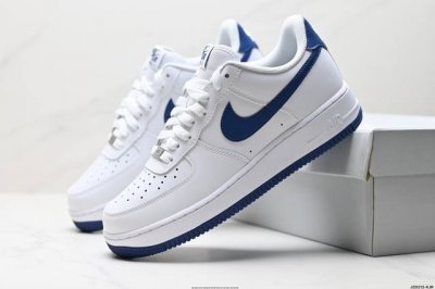 特价 公司级耐克Nike Air Force 1“07空军一号低帮百搭休闲运动板鞋。柔软、弹性十足的缓震性能和出色的中底设计，横跨复古与现代的外型结合，造就出风