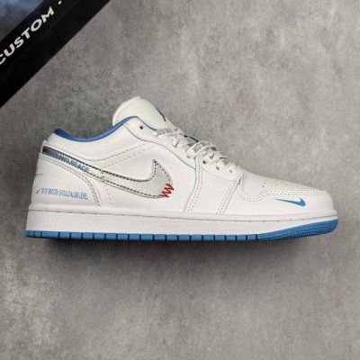 本地 核心私 Air Jordan 1 Low University Blue 低帮 银狐 Aj1 乔丹1代 蓝白银 乔丹篮球鞋系列 该定制版球鞋选用原鞋款为A