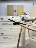 小米 X 耐克Nike Dunk Low 板鞋Sb系列经典百搭休闲运动板鞋加厚鞋舌的填充 使舒适性大大提升 同时也更方便穿脱中底部分则加入了脚感柔软舒适Zoom