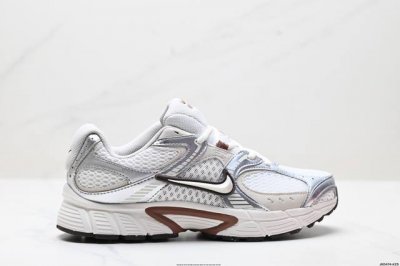 公司级Nike V5 Rnr 耐克 舒适百搭防滑耐磨 低帮休闲鞋 鞋面是大网孔设计，透气性超强，夏天穿完全不会闷脚，特别适合现在这种天气。中底是泡棉材质，脚感特
