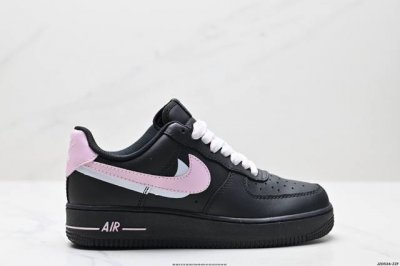 真标耐克Nike Air Force 1“07空军一号低帮百搭休闲运动板鞋。柔软、弹性十足的缓震性能和出色的中底设计，横跨复古与现代的外型结合，造就出风靡全球三