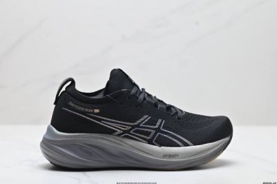 公司级Asics 亚瑟士Gel-Nimbus 26稳定跑鞋鞋面采用双层提花网面设计，提高包裹性和透气性，后跟搭载稳定系统科技T-Gel提升整体支撑力和结构感，减