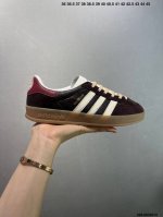 阿迪达斯 Adidas Originals Gazelle Indoor复古三叶草防滑透明橡胶板鞋经典运动鞋。这款经典鞋,忠于原版设计,缀撞色三条纹和鞋跟饰片。