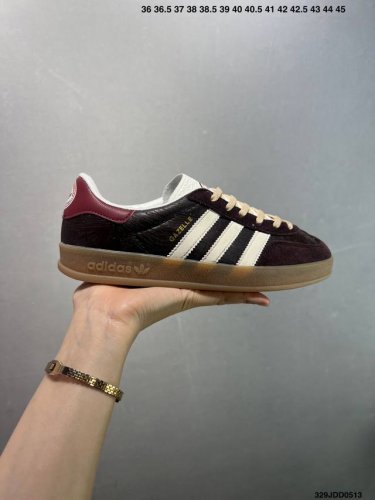 阿迪达斯 Adidas Originals Gazelle Indoor复古三叶草防滑透明橡胶板鞋经典运动鞋。这款经典鞋,忠于原版设计,缀撞色三条纹和鞋跟饰片。